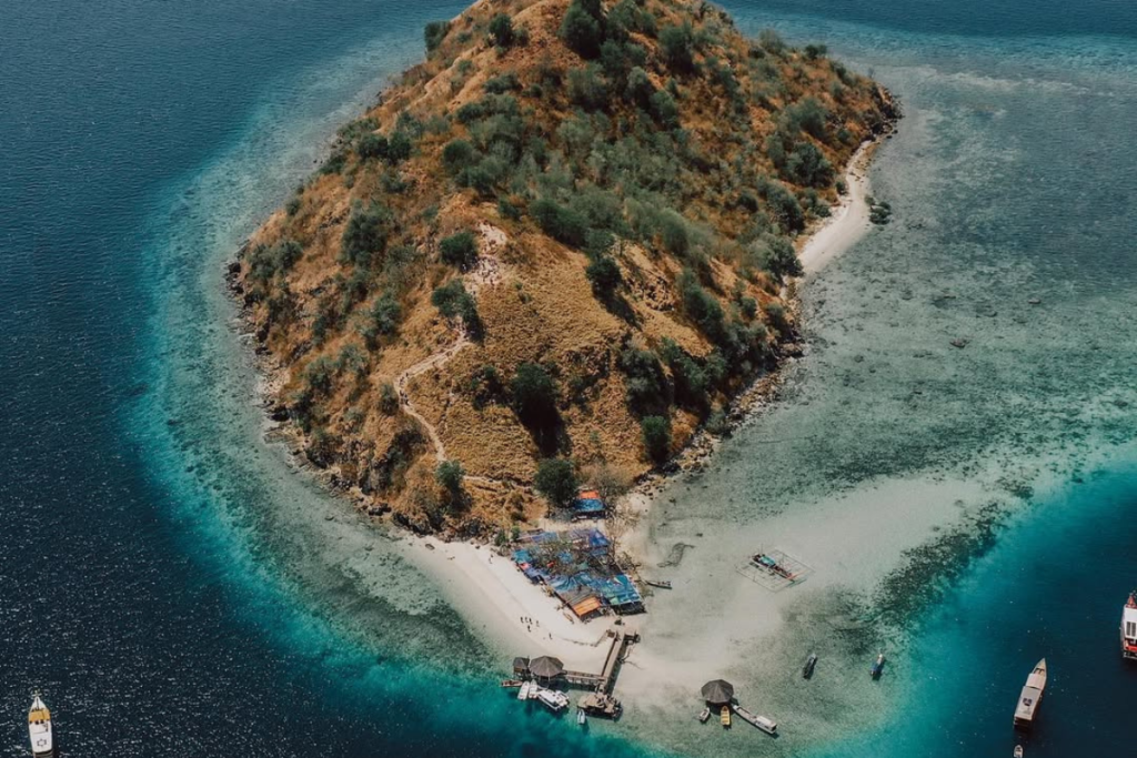 snorkeling sites in Komodo Island