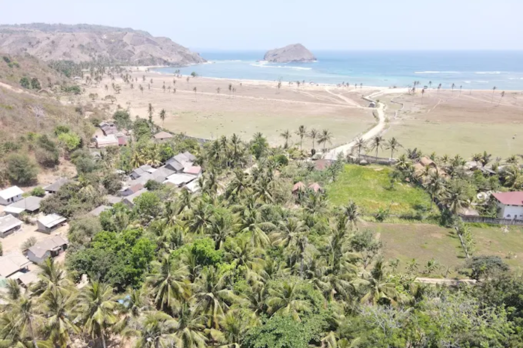 How to get to Areguling Beach